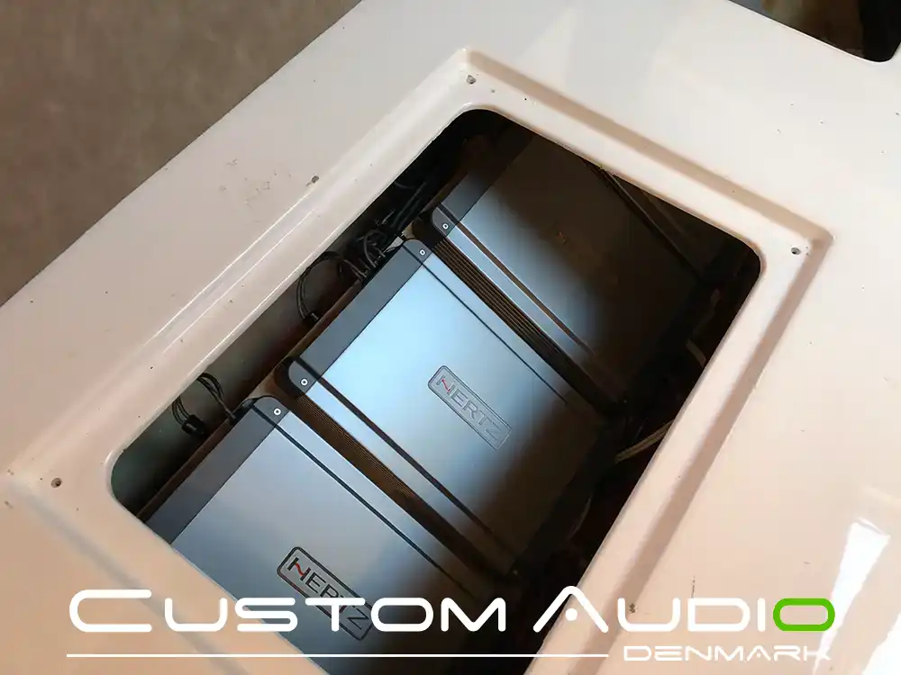 Custom Audio marine stereo monteringsbillede Sealine sc35